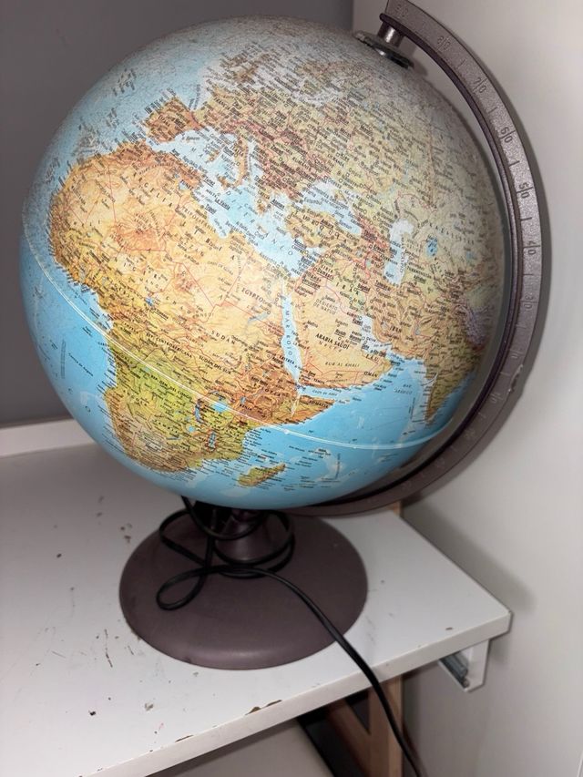 Globo terráqueo iluminado