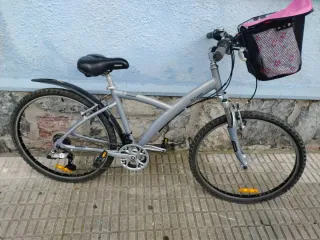 Bicicleta BTWIN Gris con Cesta Rosa