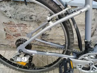 Bicicleta BTWIN Gris con Cesta Rosa