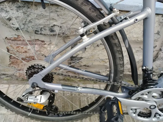 Bicicleta BTWIN Gris con Cesta Rosa