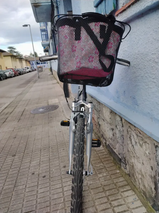 Bicicleta BTWIN Gris con Cesta Rosa