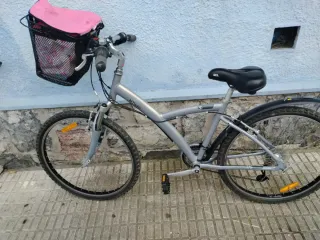 Bicicleta BTWIN Gris con Cesta Rosa