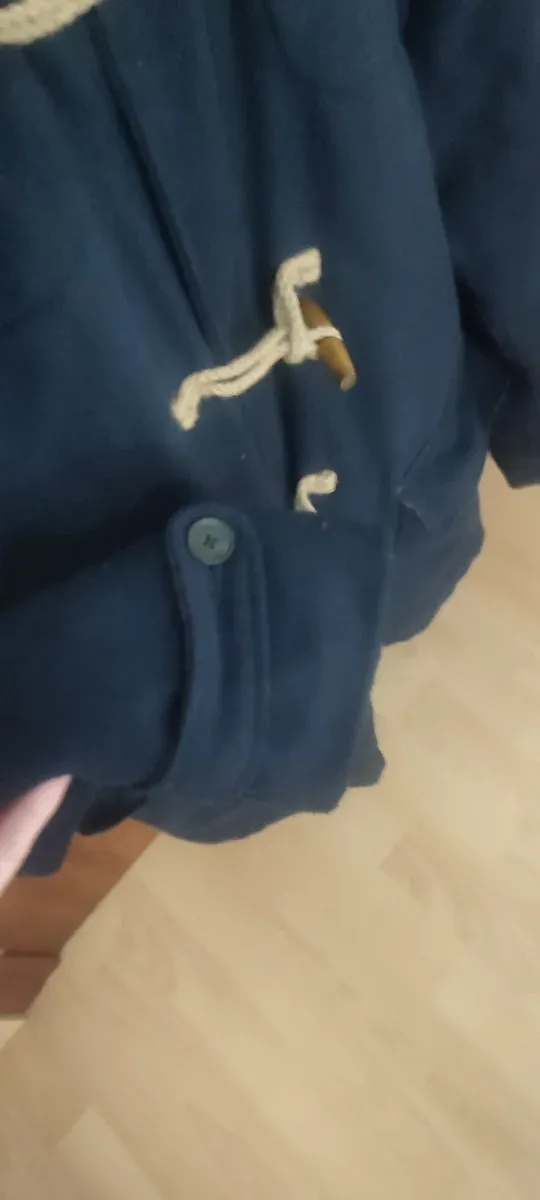 Chaqueta azul con capucha y pelo