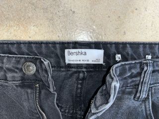 Jeans neri strappati vita alta