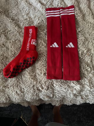 Medias Adidas rojas + calcetín antideslizante