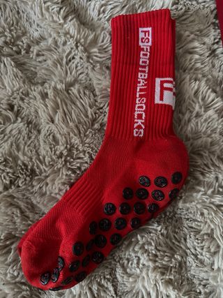 Medias Adidas rojas + calcetín antideslizante