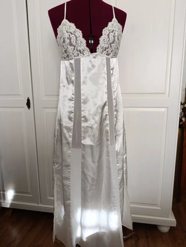 Salto de cama satén con encaje