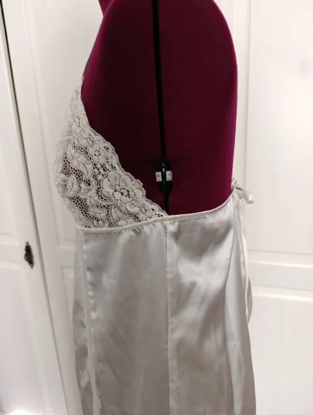 Salto de cama satén con encaje