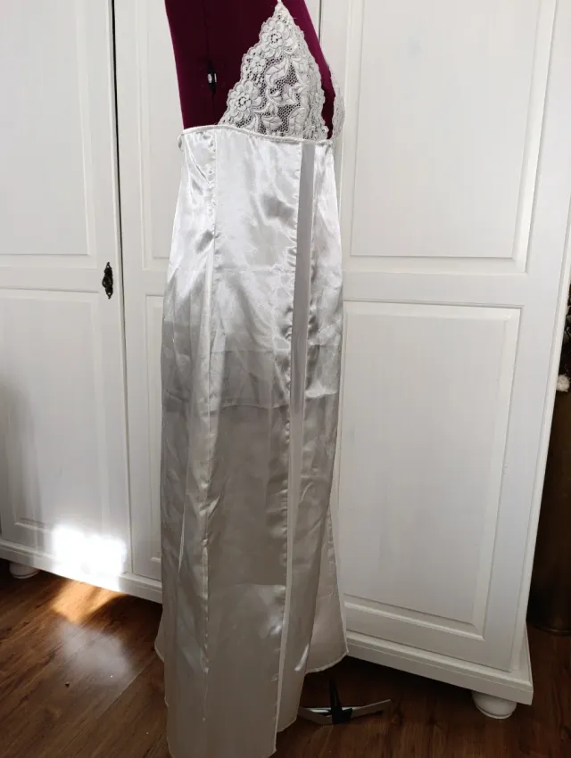 Salto de cama satén con encaje