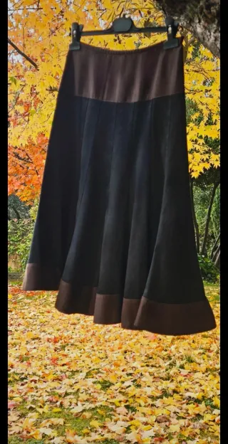 Falda fluida marrón chocolate y negra