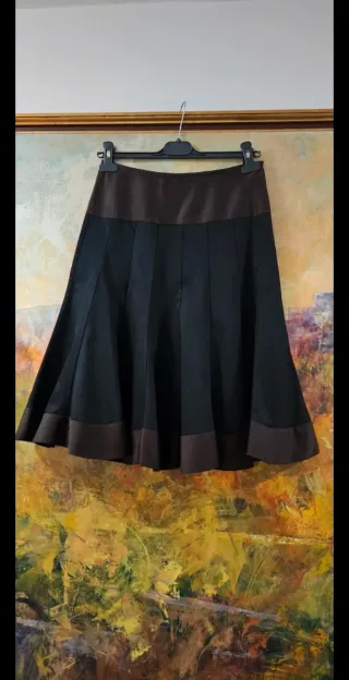 Falda fluida marrón chocolate y negra