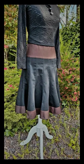 Falda fluida marrón chocolate y negra