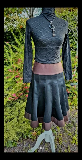 Falda fluida marrón chocolate y negra