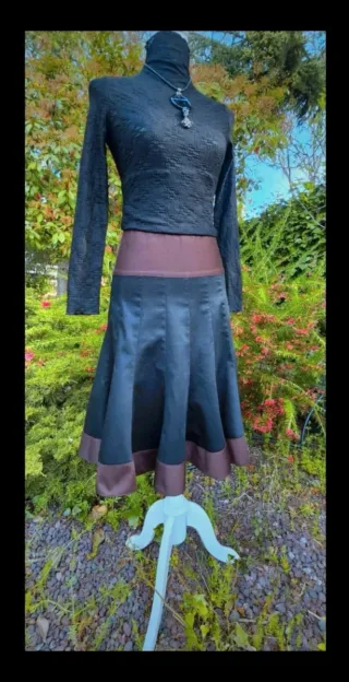 Falda fluida marrón chocolate y negra