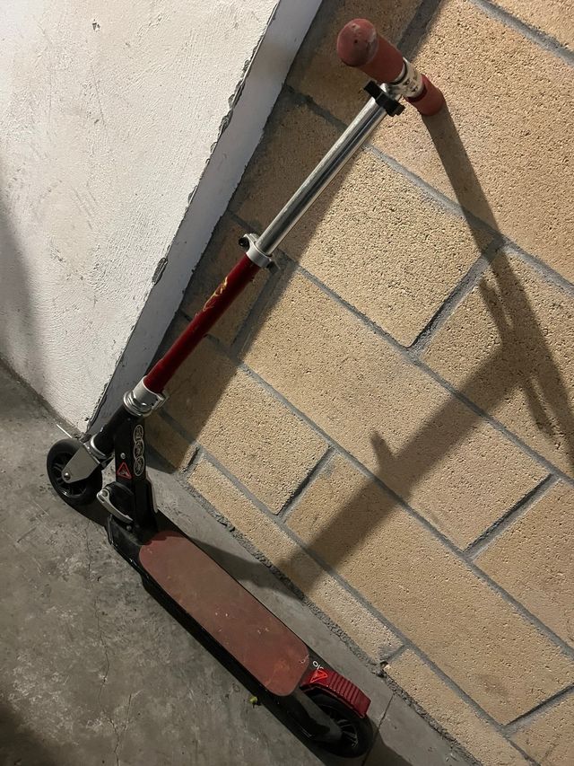 Patinete infantil rojo y negro