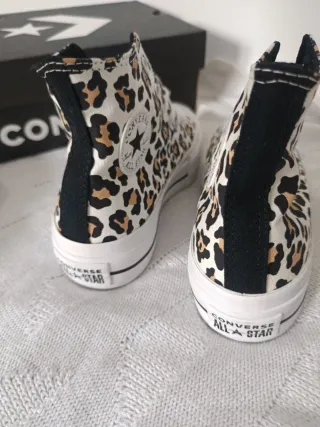 Lote Converse: Zapatillas y Bolso Tote Leopardo