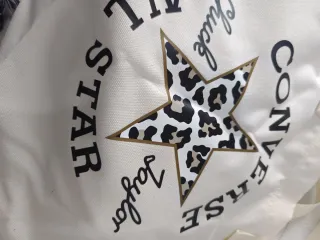 Lote Converse: Zapatillas y Bolso Tote Leopardo