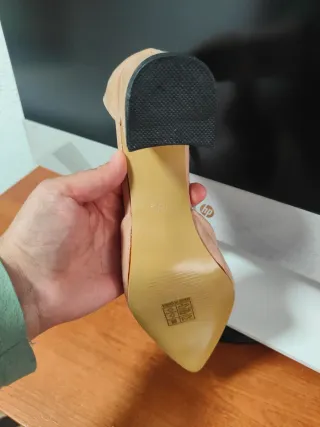 Zapato tacón NUEVO. Color albaricoque/beige N°38