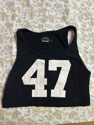 Top Bershka negro con número 47 talla M crop
