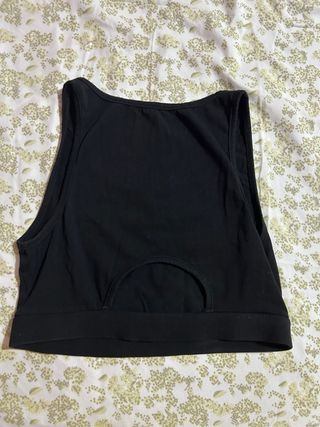 Top Bershka negro con número 47 talla M crop