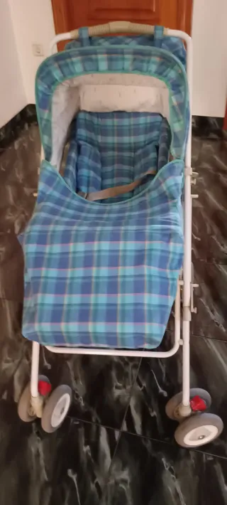 Carro de bebé a cuadros