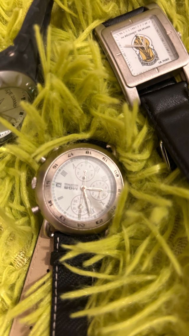 6 Relógios Prateados e Pretos