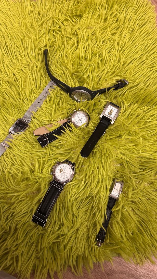 6 Relógios Prateados e Pretos