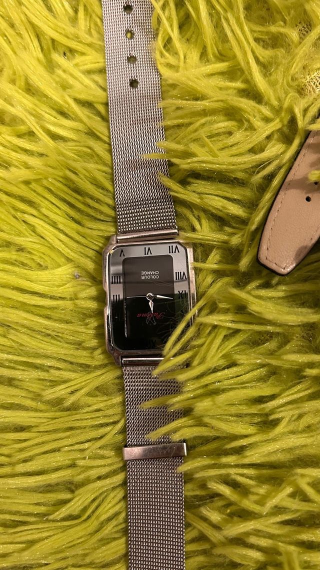 6 Relógios Prateados e Pretos