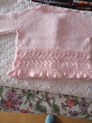 Chaqueta de bebé tejida rosa
