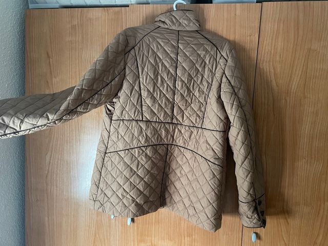 Chaqueta acolchada beige con ribete negro