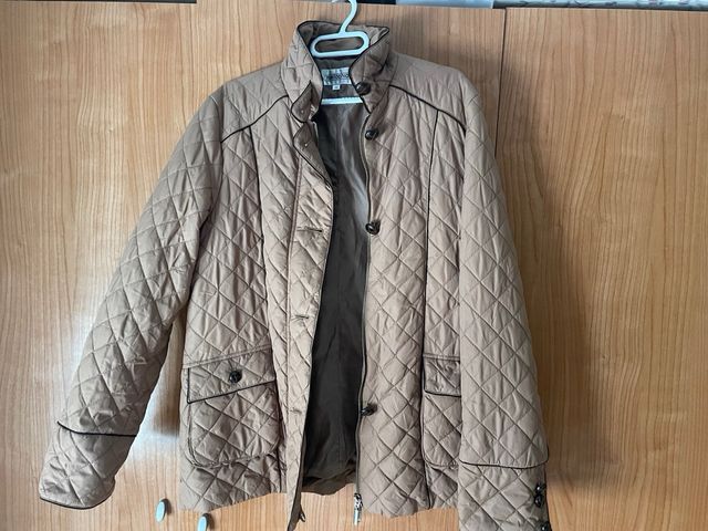 Chaqueta acolchada beige con ribete negro