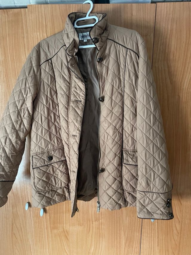 Chaqueta acolchada beige con ribete negro