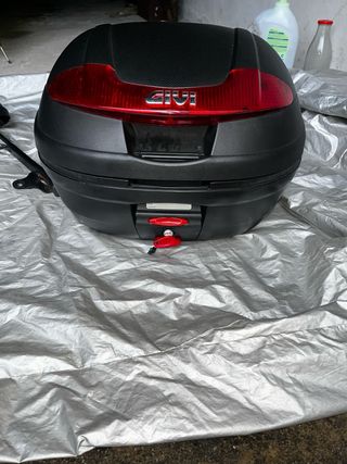 Baú Givi com suporte Hornet 2008