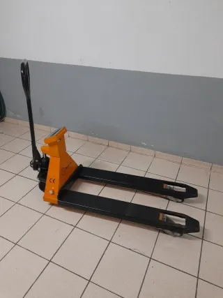 Transpaleta con báscula de torreta