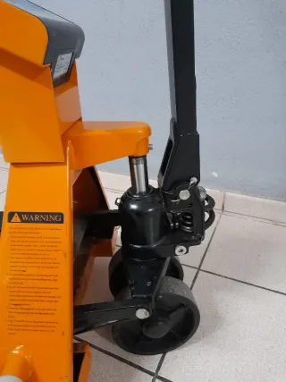 Transpaleta con báscula de torreta