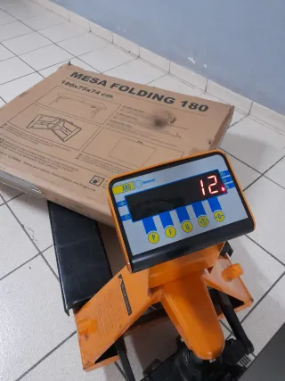 Transpaleta con báscula de torreta