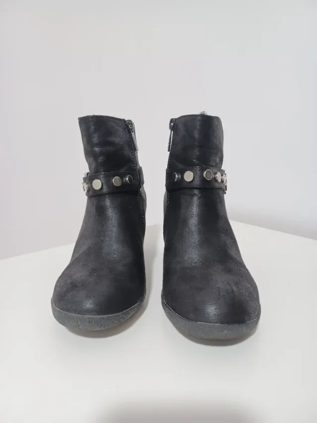 Botines negros mujer con tachuelas