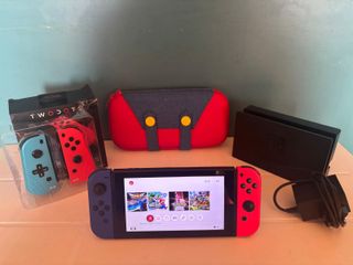 Nintendo Switch V2 + Joy-Con + custodia