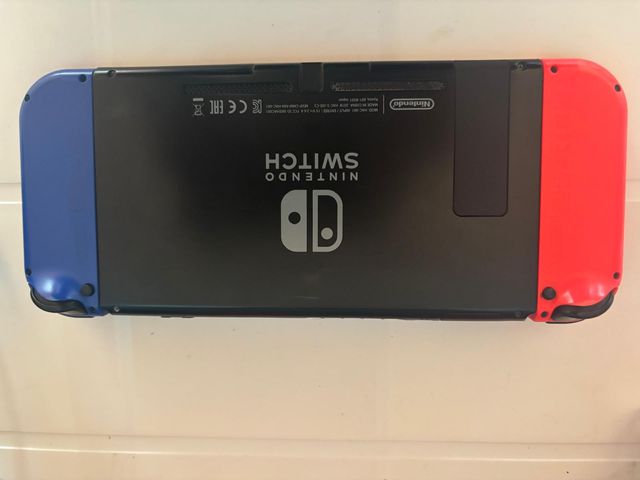 Nintendo Switch V2 + Joy-Con + custodia