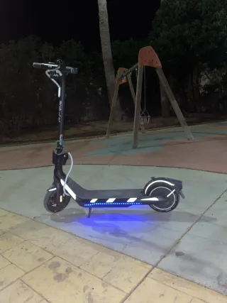 Patinete eléctrico con luces LED