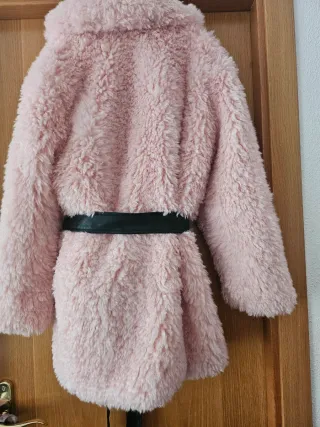 Abrigo rosa peludo con cinturón negro