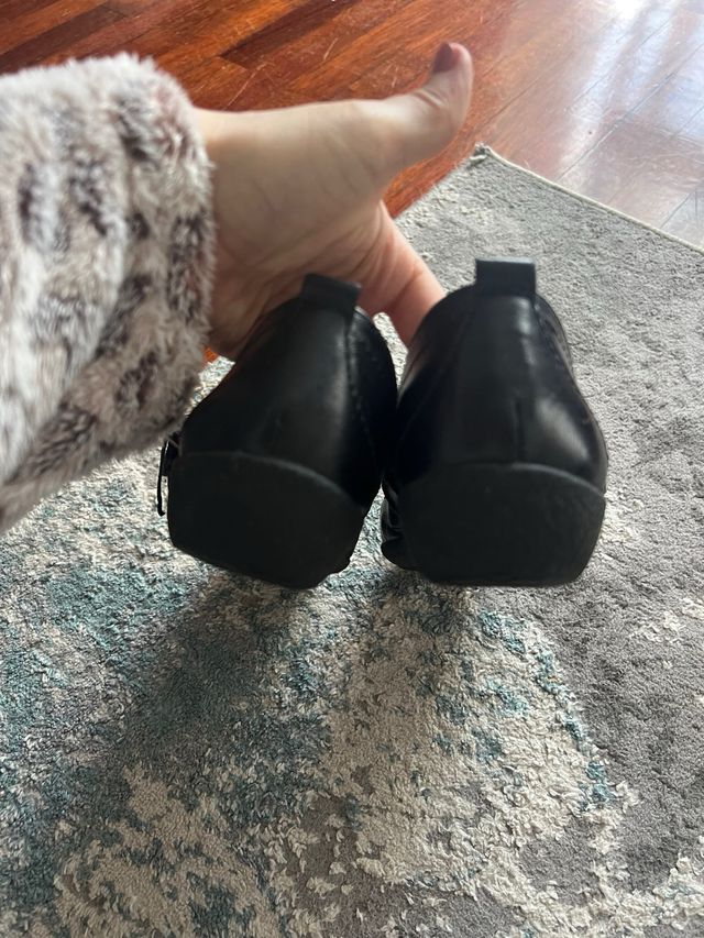 Sapatos pretos com fivela