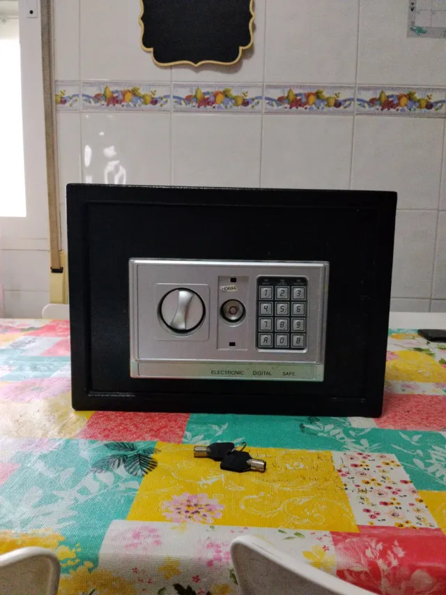 Caja Fuerte Digital Negra y Plateada