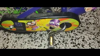 Bicicleta infantil azul con ruedas verdes .