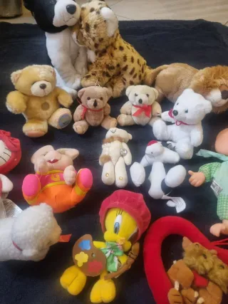 Peluche e giocattoli vecchi. Vendo ogni uno 2 euro