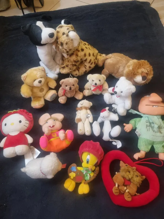 Peluche e giocattoli vecchi. Vendo ogni uno 2 euro