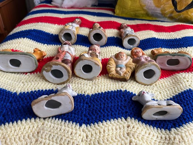 Antico presepe di porcellana con figure del presepe