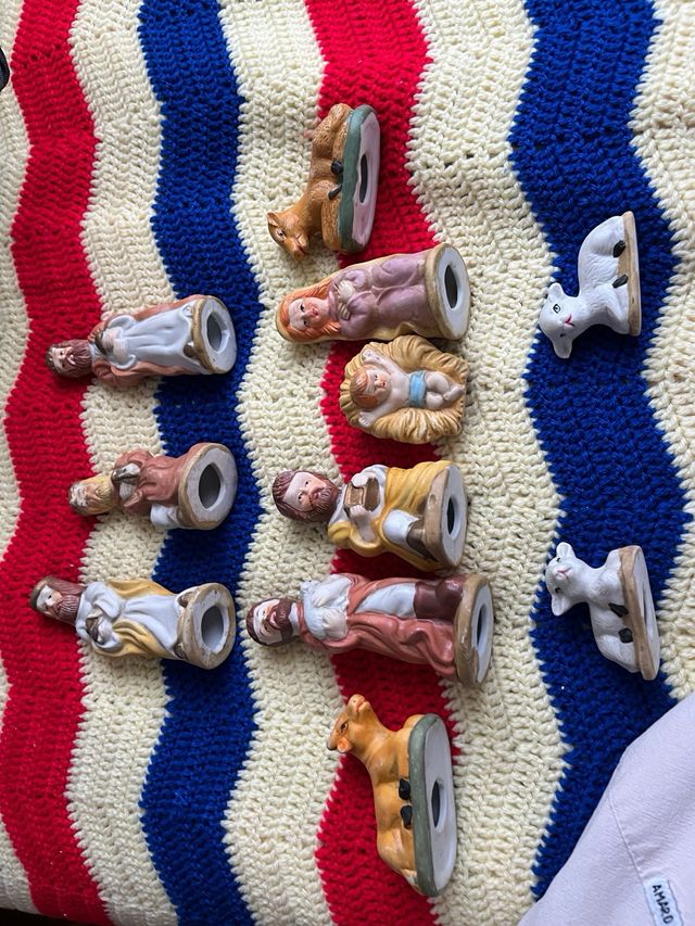 Antico presepe di porcellana con figure del presepe