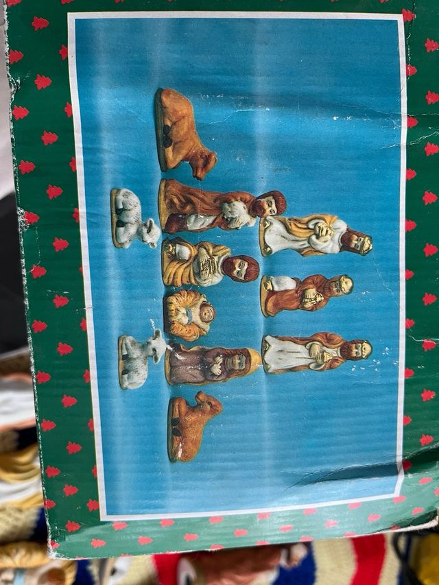 Antico presepe di porcellana con figure del presepe