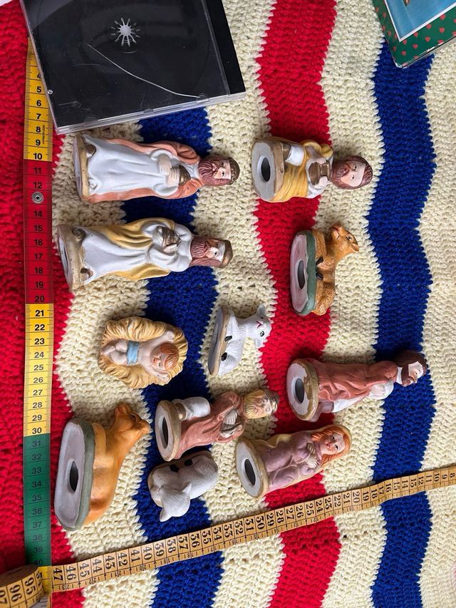 Antico presepe di porcellana con figure del presepe